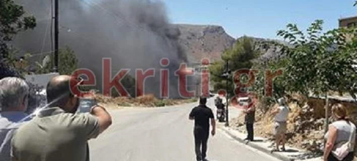 Φωτιά κοντά σε σπίτια στο Ηράκλειο – Ισχυρές δυνάμεις Πυροσβεστικής στο σημείο